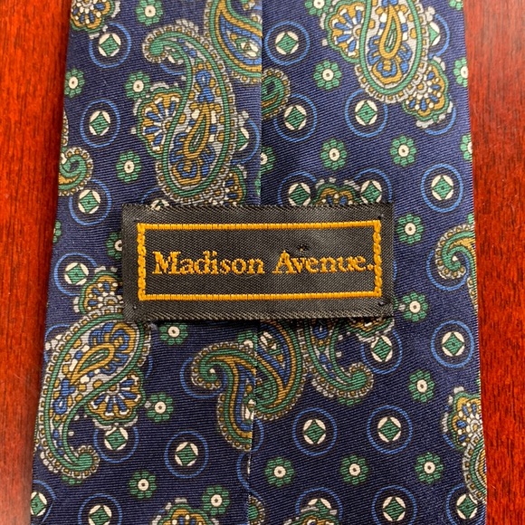 Madison Avenue 100% Silk Tie - Picture 2 of 5